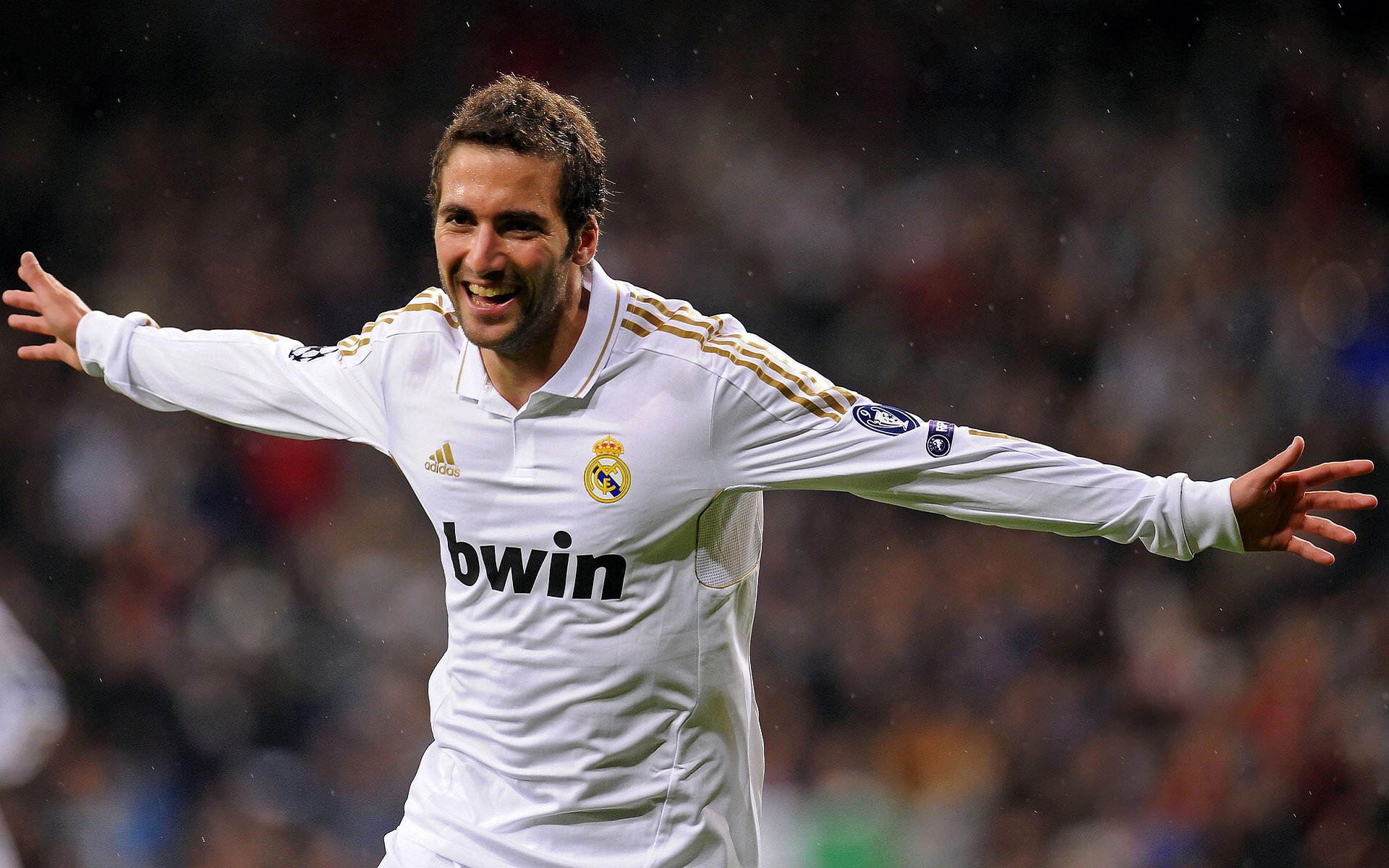 广东宏远夺冠呼声高，球队整体状态稳定，广东宏远连续几个冠军了