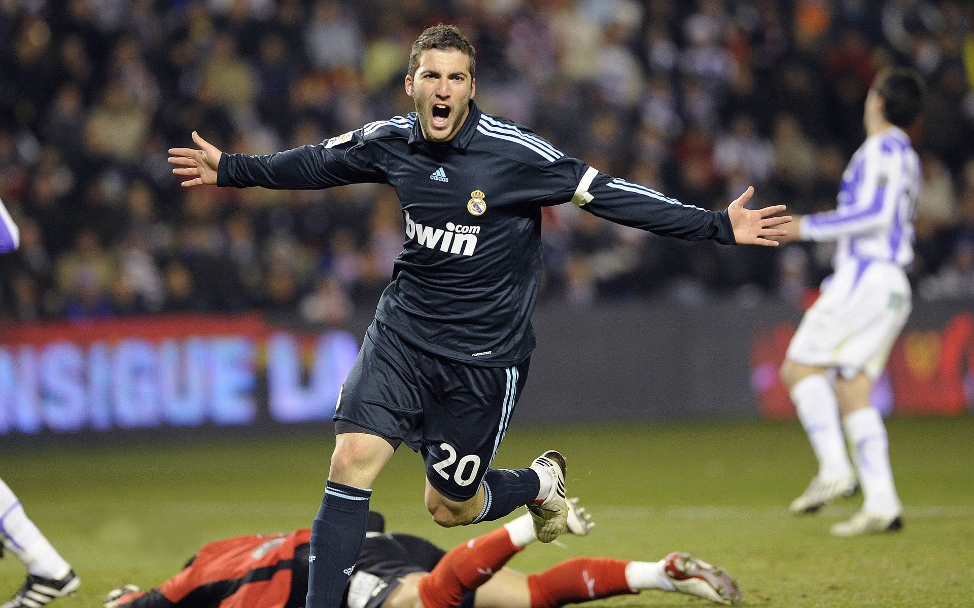 曼城2-1狼队，继续领跑积分榜，曼城vs狼队集锦